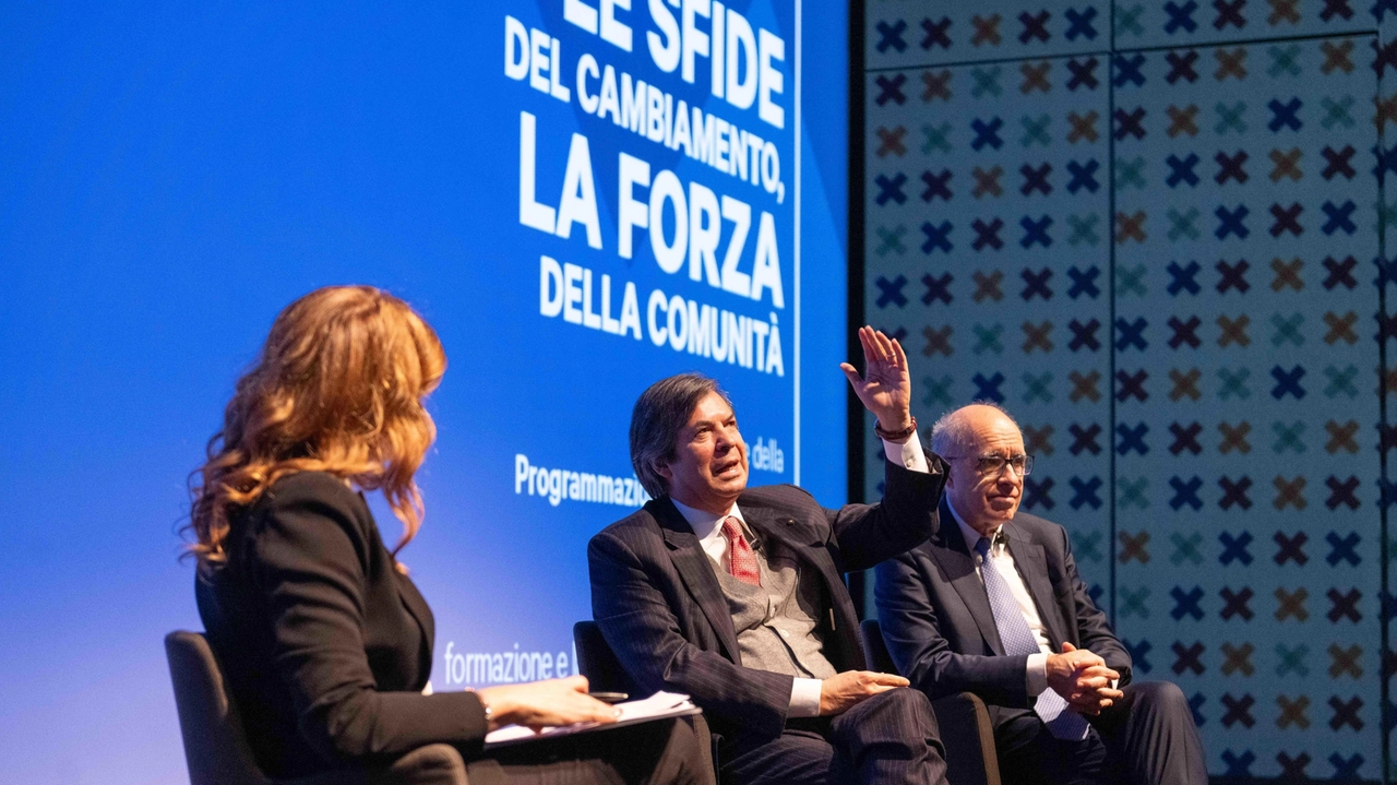 Sul palco Carlo Messina (Intesa Sanpaolo) e Giovanni Azzone (Fondazione Cariplo) Sul palco Carlo Messina (Intesa Sanpaolo) e Giovanni Azzone (Fondazione Cariplo)