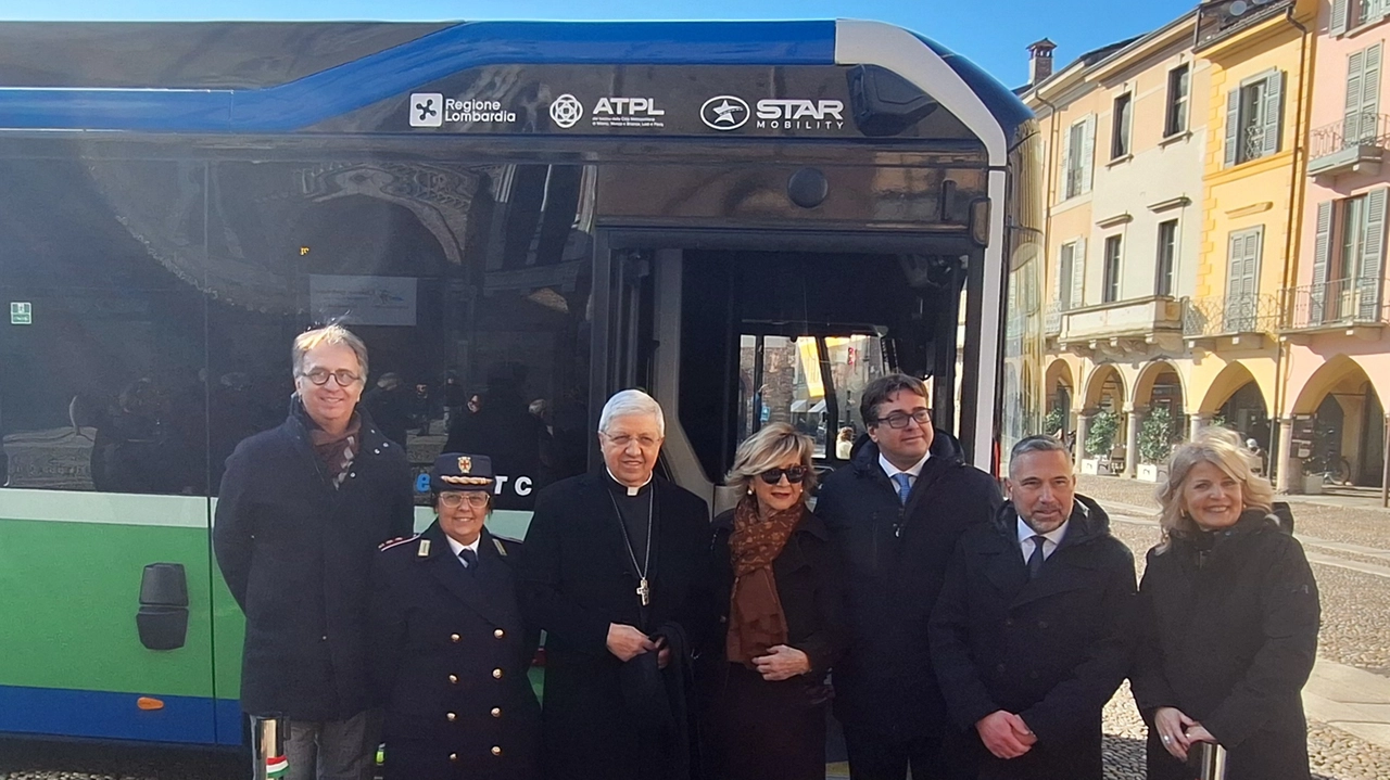 Gli autobus sono lunghi circa undici metri e larghi tre Hanno trentuno posti a sedere e possono accogliere fino a sessantadue persone in piedi Gli autobus sono lunghi circa undici metri e larghi tre Hanno trentuno posti a sedere e possono accogliere fino a sessantadue persone in piedi