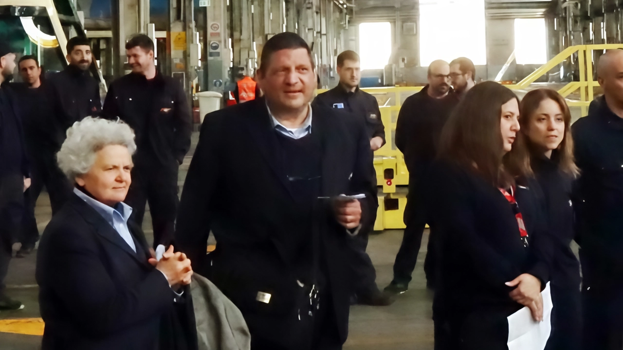 Davide Teruzzi (al centro) all’interno del deposito dei mezzi dell’Atm di via Leocavallo