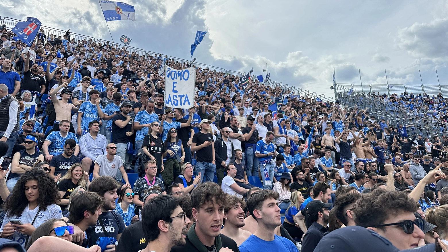 Rimandata (si spera) la festa promozione del Como, i tifosi riuniti al Sinigaglia gelati sul finale dal gol del Venezia contro la Feralpi