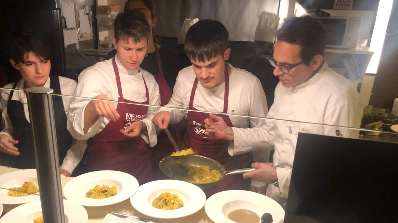 Il ristorante Soltojo a Sondrio ospita la cena di Natale inclusiva "Soltojo chiama, Spah risponde", promuovendo l'inclusione dei ragazzi disabili attraverso alta cucina e solidarietà. Il ristorante Soltojo a Sondrio ospita la cena di Natale inclusiva "Soltojo chiama, Spah risponde", promuovendo l'inclusione dei ragazzi disabili attraverso alta cucina e solidarietà.