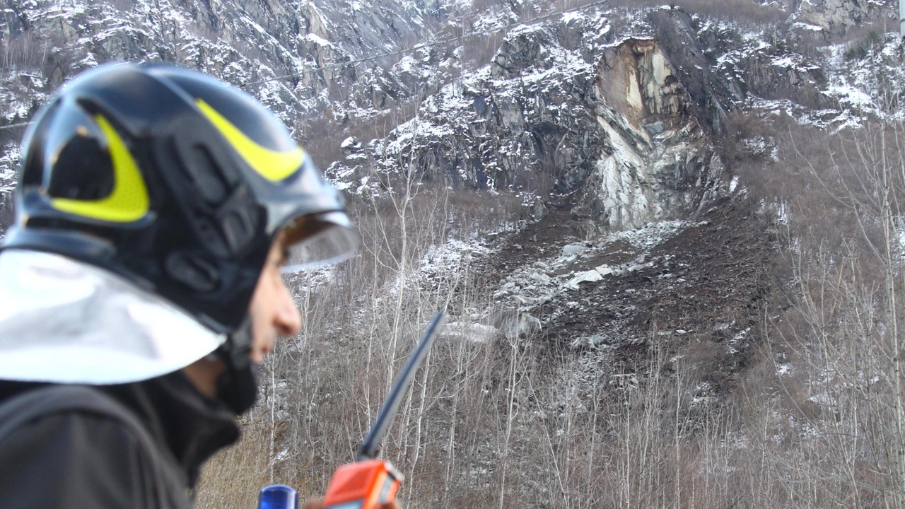 I Vigili del Fuoco presidiano la zona della frana a Cataeggio, frazione di circa 500 residenti del Comune di Val Masino