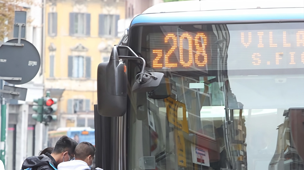 L’autobus che ferma a Renate L’autobus che ferma a Renate