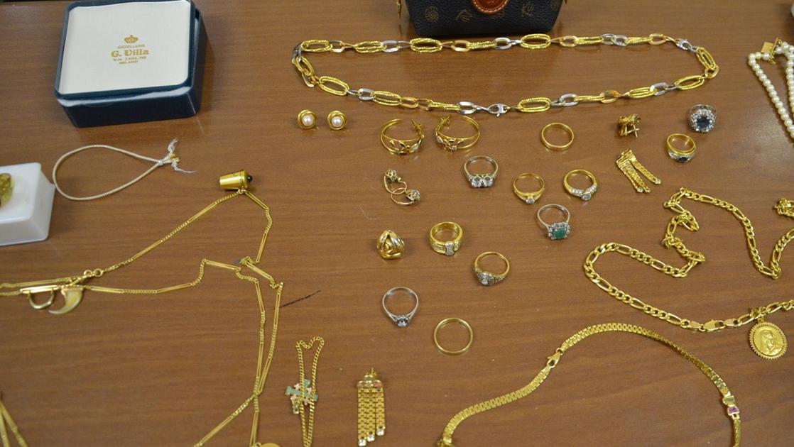 Menaggio, finto carabiniere truffa 90enne e si fa consegnare denaro e gioielli: bottino da 60mila euro Menaggio, finto carabiniere truffa 90enne e si fa consegnare denaro e gioielli: bottino da 60mila euro