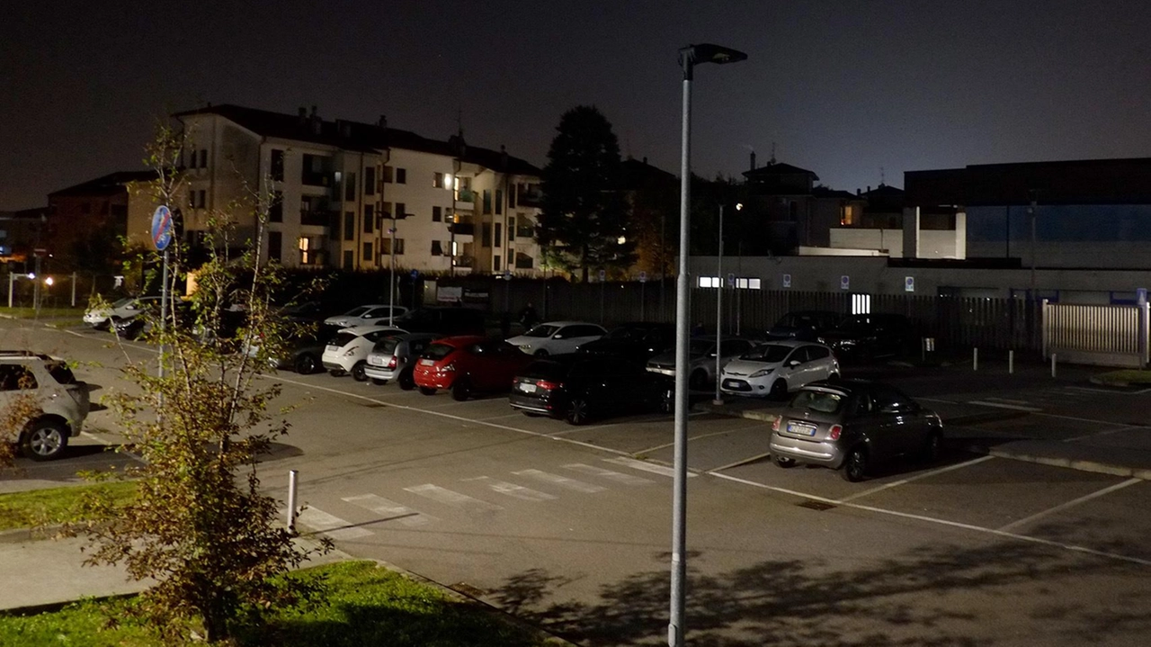 Monza: criticità nel parcheggio est della Piscina Pia Grande e nelle vie circostanti. Denunce di scarsa illuminazione e parcheggio selvaggio. Problemi anche di viabilità. Monza: criticità nel parcheggio est della Piscina Pia Grande e nelle vie circostanti. Denunce di scarsa illuminazione e parcheggio selvaggio. Problemi anche di viabilità.