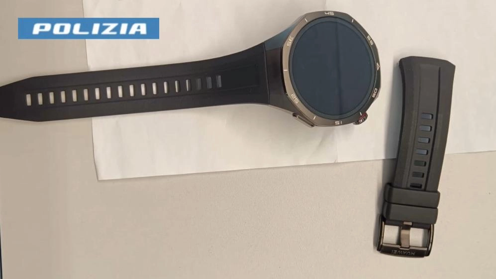 Uno dei due smartwatch recuperati dagli agenti Uno dei due smartwatch recuperati dagli agenti