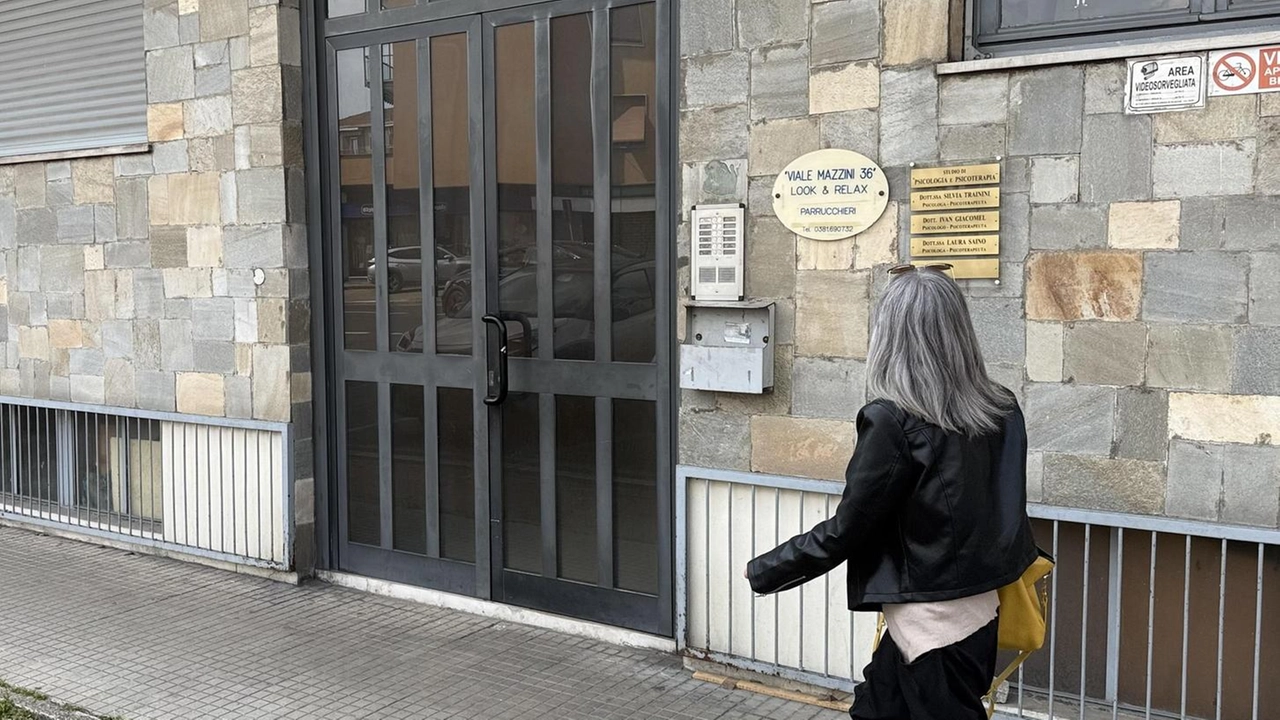Cercavano contanti ma non ne hanno trovati. E hanno portato via un notebook. Colpo dei ladri al salone di parrucchiera...