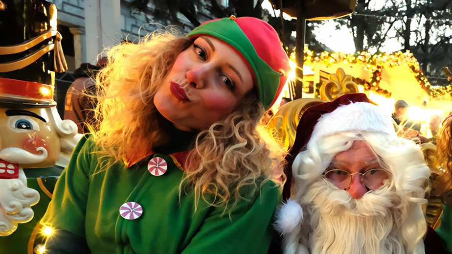 Pioggia di iniziative dal Villaggio di Santa Claus alla pista di ghiaccio. Tre grandi alberi e 42 vie illuminate con più di otto chilometri a led . Coinvolti anche i quartieri, intrattenimenti e giostre per i bambini. Pioggia di iniziative dal Villaggio di Santa Claus alla pista di ghiaccio. Tre grandi alberi e 42 vie illuminate con più di otto chilometri a led . Coinvolti anche i quartieri, intrattenimenti e giostre per i bambini.