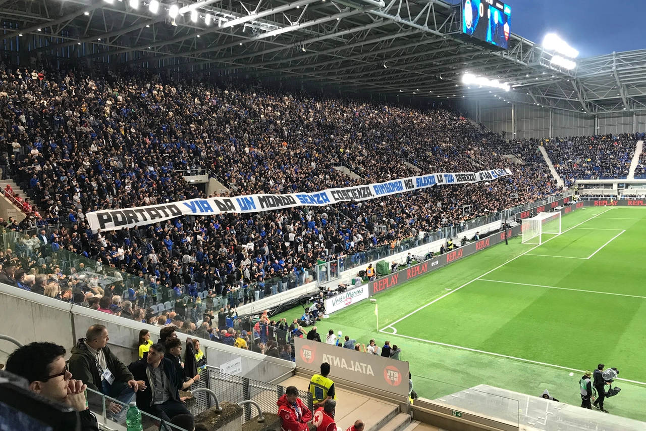 Lo striscione della Curva Nord dell'Atalanta, rimasta senza colori e cori per tutti i '90 in omaggio a Riccardo Claris, ucciso dopo una lite fra tifosi