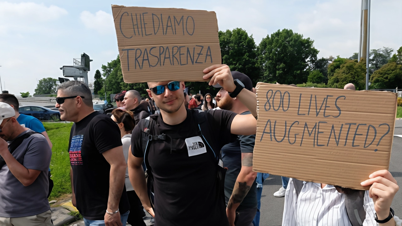 Una protesta dei lavoratori della St Il futuro dello stabilimento è in bilico