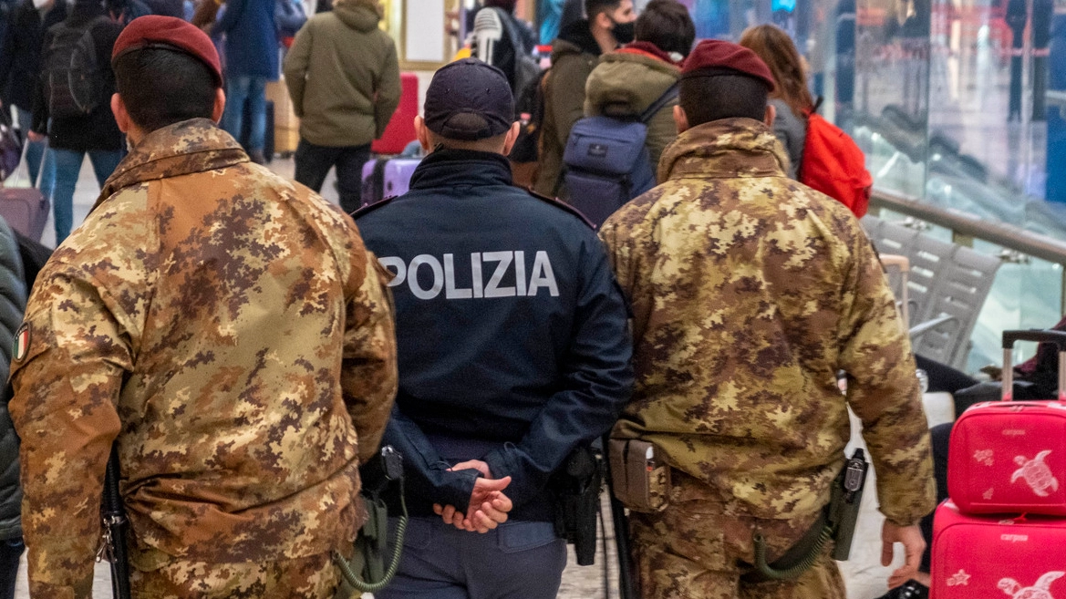 La donna ha chiesto aiuto a esercito e forze dell'ordine che si trovano nella zona della stazione (Archivio) La donna ha chiesto aiuto a esercito e forze dell'ordine che si trovano nella zona della stazione (Archivio)