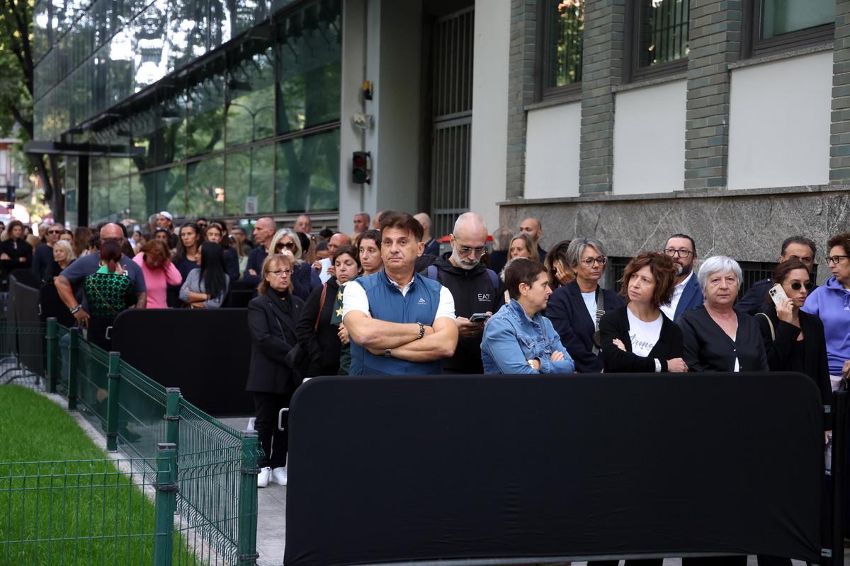 giorgio armani secondo giorno di camera ardente milanesi in fila dalle 7