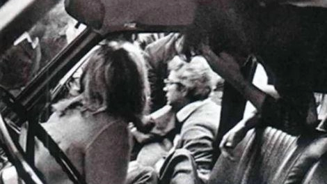 Piersanti Mattarella tra le braccia del fratello Sergio la mattina del 6 gennaio 1980 Piersanti Mattarella tra le braccia del fratello Sergio la mattina del 6 gennaio 1980