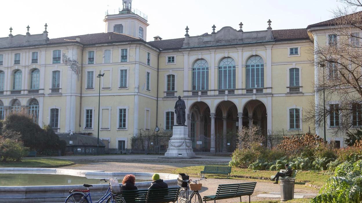 A sinistra, Palazzo Dugnani, all’interno dei Giardini di via Palestro: l’immobile ha bisogno di lavori A sinistra, Palazzo Dugnani, all’interno dei Giardini di via Palestro: l’immobile ha bisogno di lavori