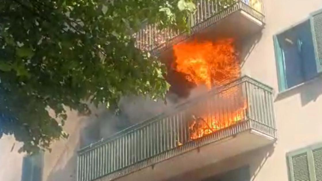 Incendio a Colico, balcone divorato dalle lingue di fuoco: salvi gli inquilini Incendio a Colico, balcone divorato dalle lingue di fuoco: salvi gli inquilini