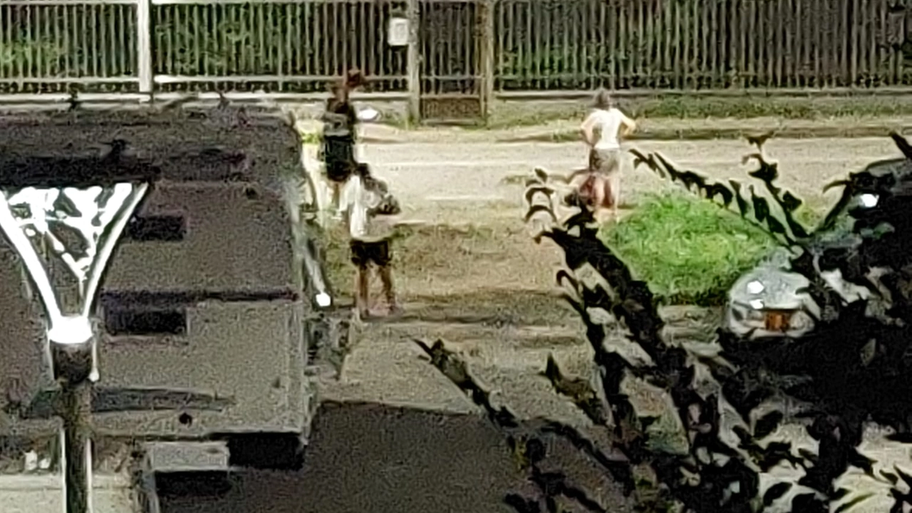La foto di uno dei cittadini che riprende, nel parcheggio di via Oslavia, l'accampamento abusivo e i camper parcheggiati La foto di uno dei cittadini che riprende, nel parcheggio di via Oslavia, l'accampamento abusivo e i camper parcheggiati