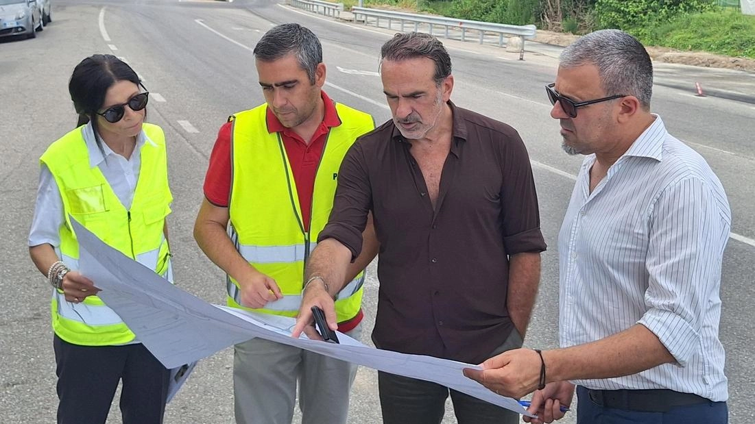 a pista ciclopedonale affianca la Provinciale 235 da Lodi a Crespiatica Quasi 6 km larga 2,5 metri e costata circa un milione e mezzo a pista ciclopedonale affianca la Provinciale 235 da Lodi a Crespiatica Quasi 6 km larga 2,5 metri e costata circa un milione e mezzo