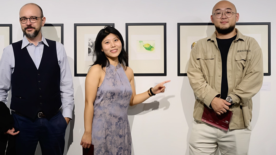 Mostra "Gift" a Milano con oltre 100 incisori cinesi, inaugurata da Emanuele Gregolin e Nanhao Wang. Opere esposte realizzate con varie tecniche. Fino all'8 novembre al Centro Culturale di Milano. Mostra "Gift" a Milano con oltre 100 incisori cinesi, inaugurata da Emanuele Gregolin e Nanhao Wang. Opere esposte realizzate con varie tecniche. Fino all'8 novembre al Centro Culturale di Milano.