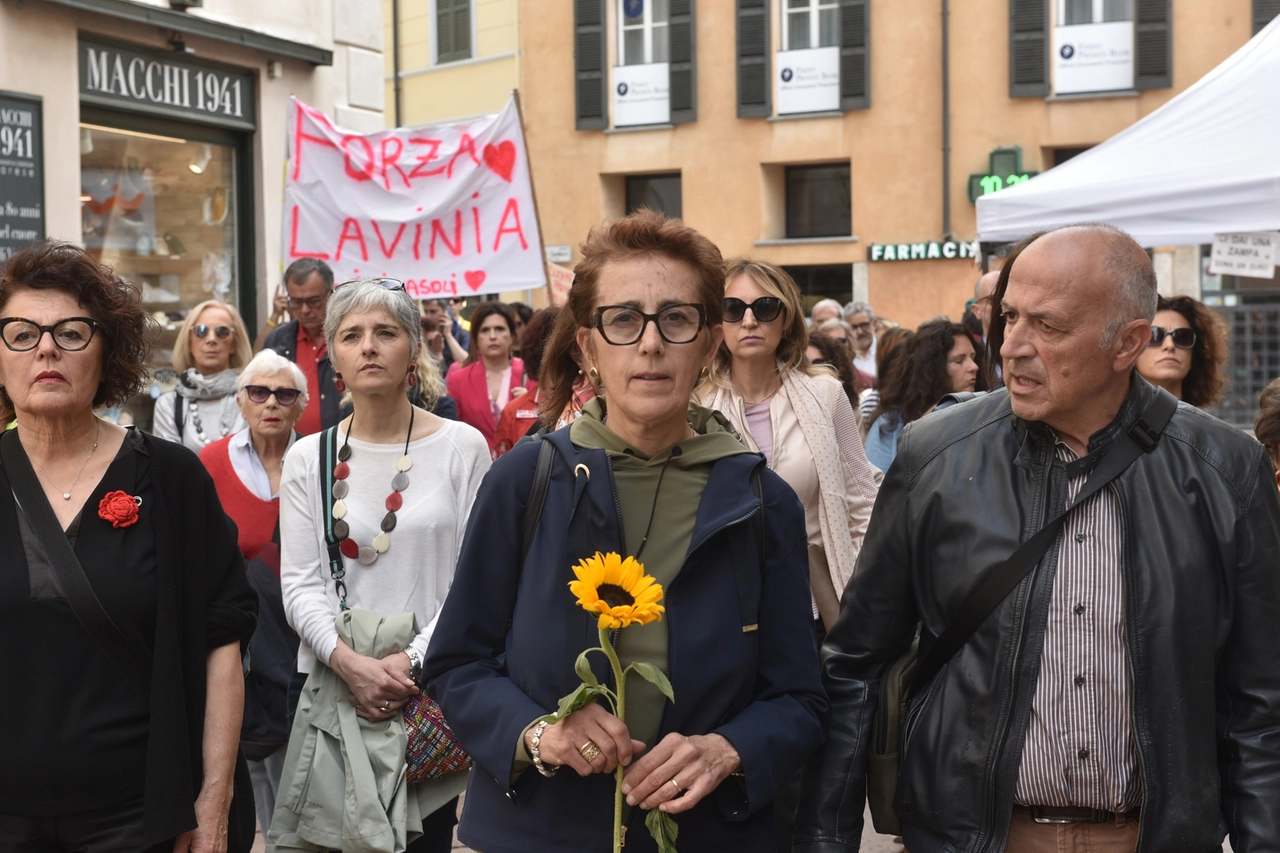 Marta Criscuolo (con il fiore in mano), madre di Lavinia Limido