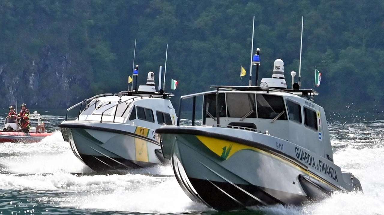 Operazioni di polizia e di soccorso in acqua come se fossero vere, ma del tutto simulate. è lo spettacolo a... Operazioni di polizia e di soccorso in acqua come se fossero vere, ma del tutto simulate. è lo spettacolo a...