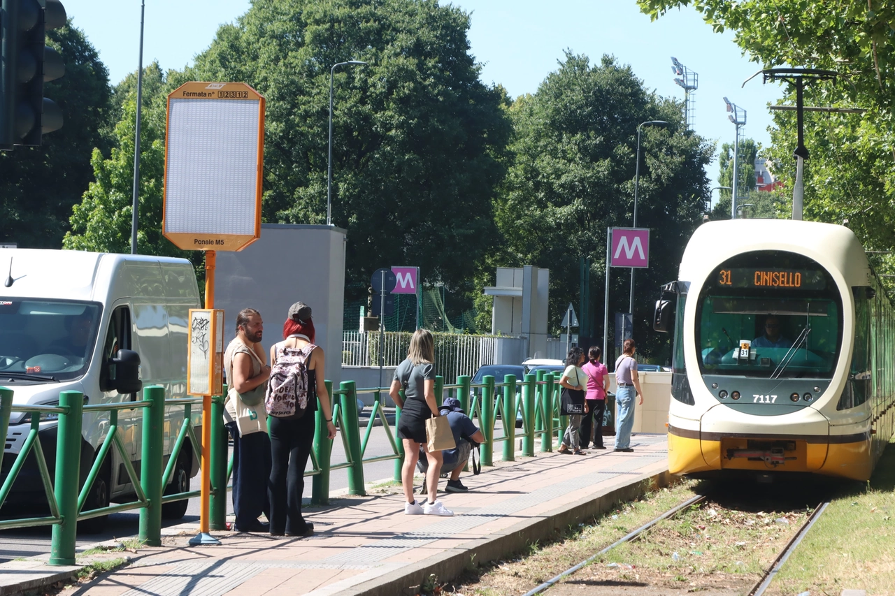 La fermata del tram 7 di viale Fulvio Testi dov'è avvenuta l'aggressione ai due fratelli