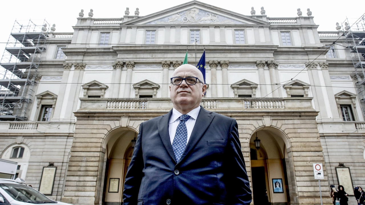 Il sovrintendente Fortunato Ortombina davanti alla Scala Il sovrintendente Fortunato Ortombina davanti alla Scala