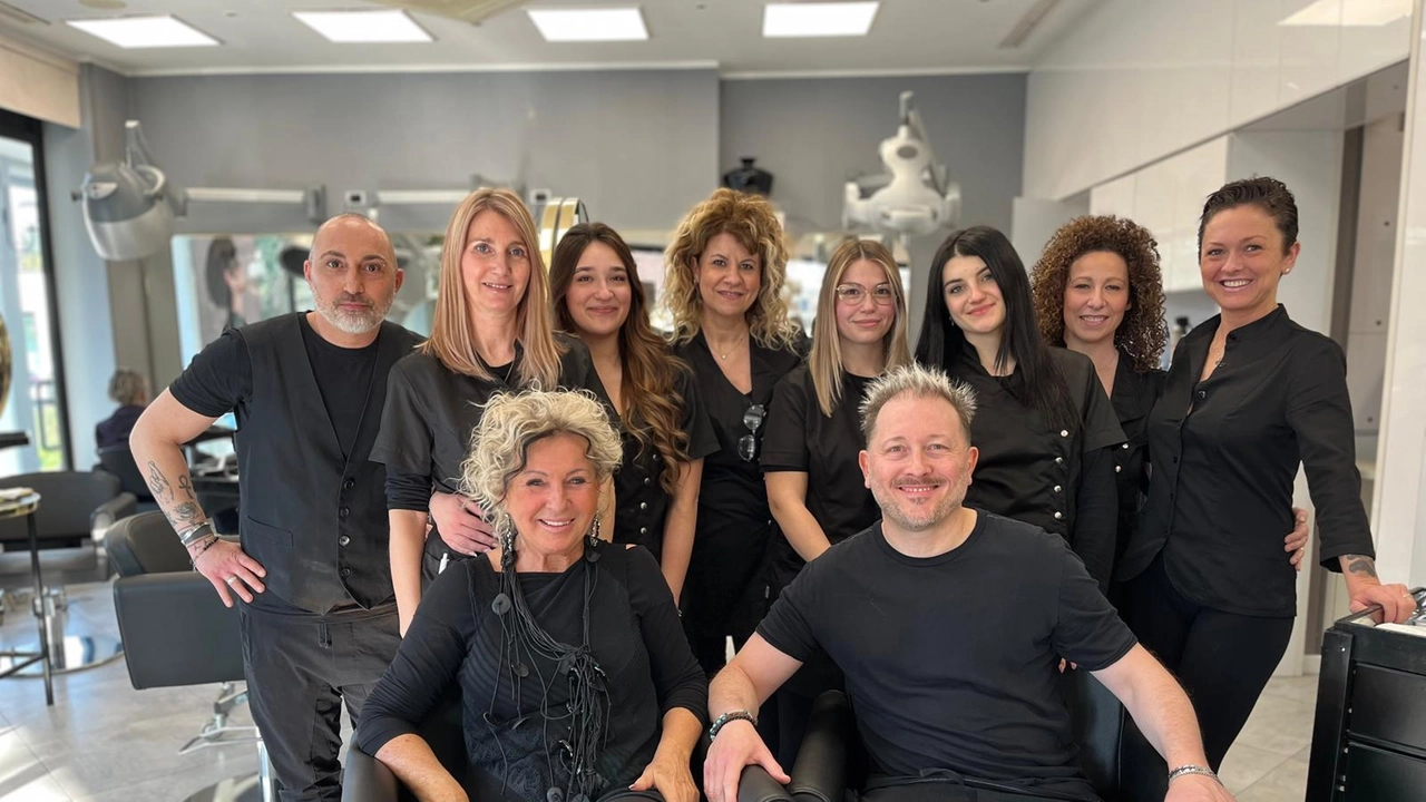 Alessandra Fiorentini insieme allo staff nel salone di via Santa Clotilde a Brugherio Alessandra Fiorentini insieme allo staff nel salone di via Santa Clotilde a Brugherio
