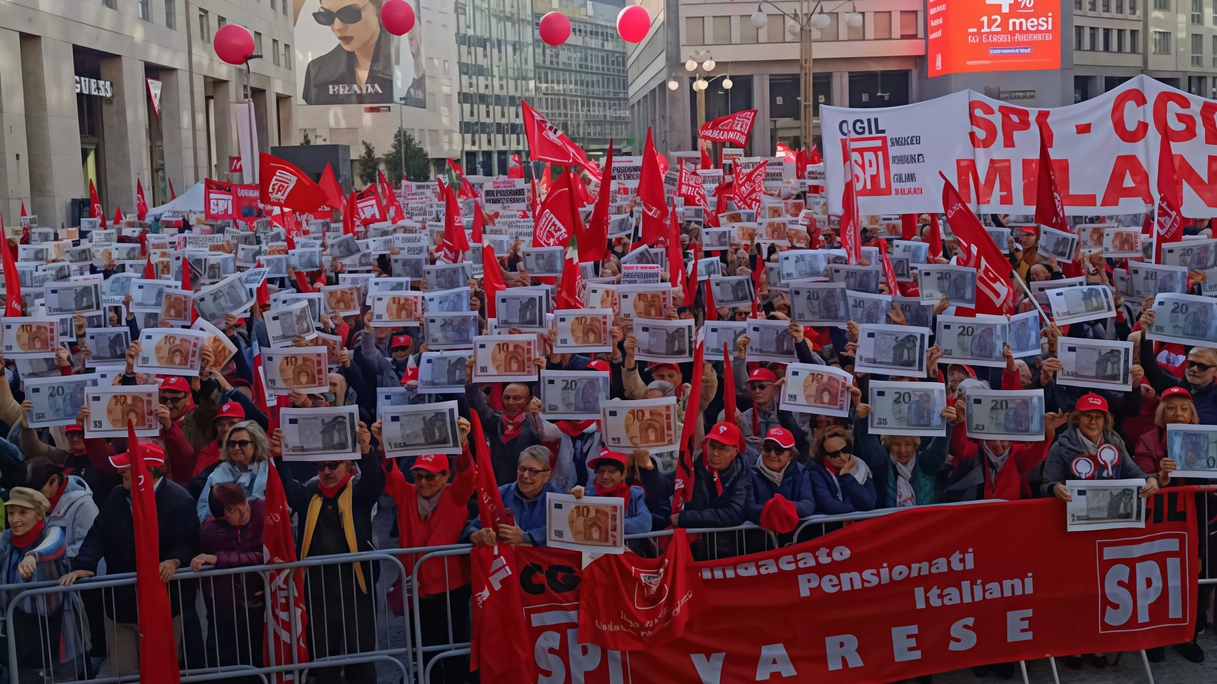 La protesta dei pensionati lombardi a Milano: 3.000 banconote false, simbolo della perdita del potere d’acquisto La protesta dei pensionati lombardi a Milano: 3.000 banconote false, simbolo della perdita del potere d’acquisto