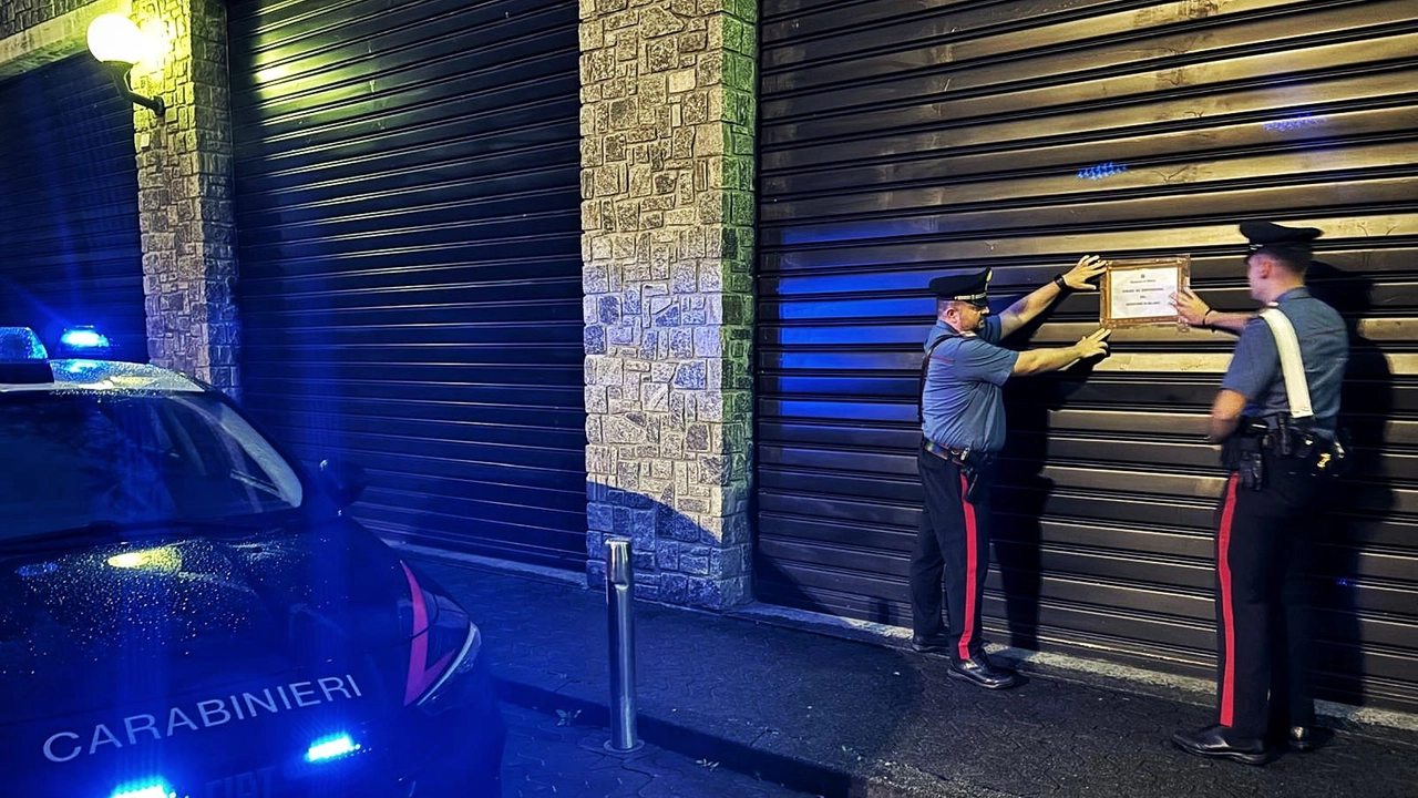 La notifica di sospensione della licenza affissa dai carabinieri su provvedimento del questore La notifica di sospensione della licenza affissa dai carabinieri su provvedimento del questore