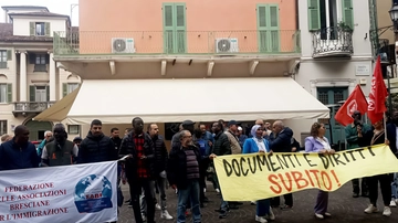 Permessi di soggiorno. Tempi troppo lunghi : "Perdiamo il lavoro. Negati tanti diritti"