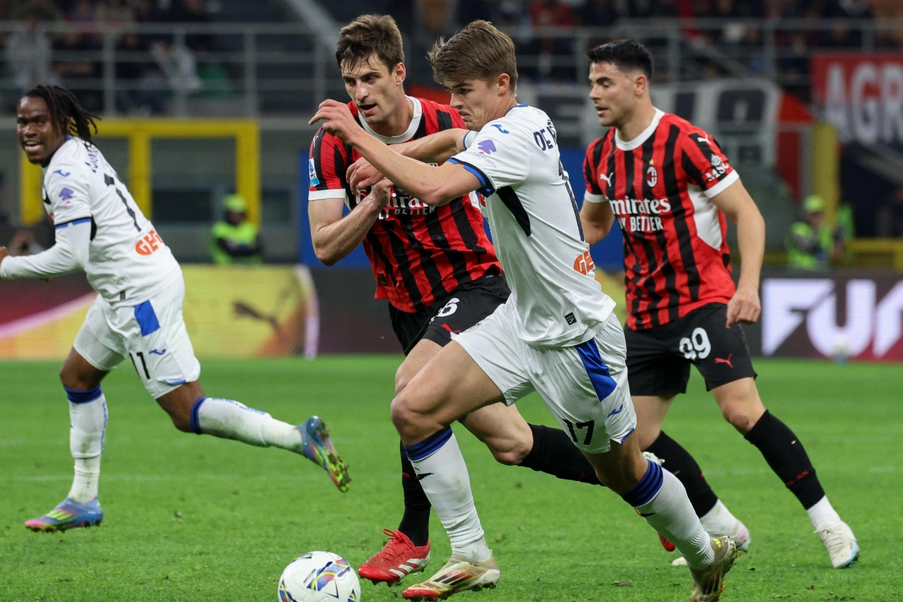 L'attaccante dell'Atalanta  Charles De Katelaere si confronta col difensore rossonero Matteo Gabbia