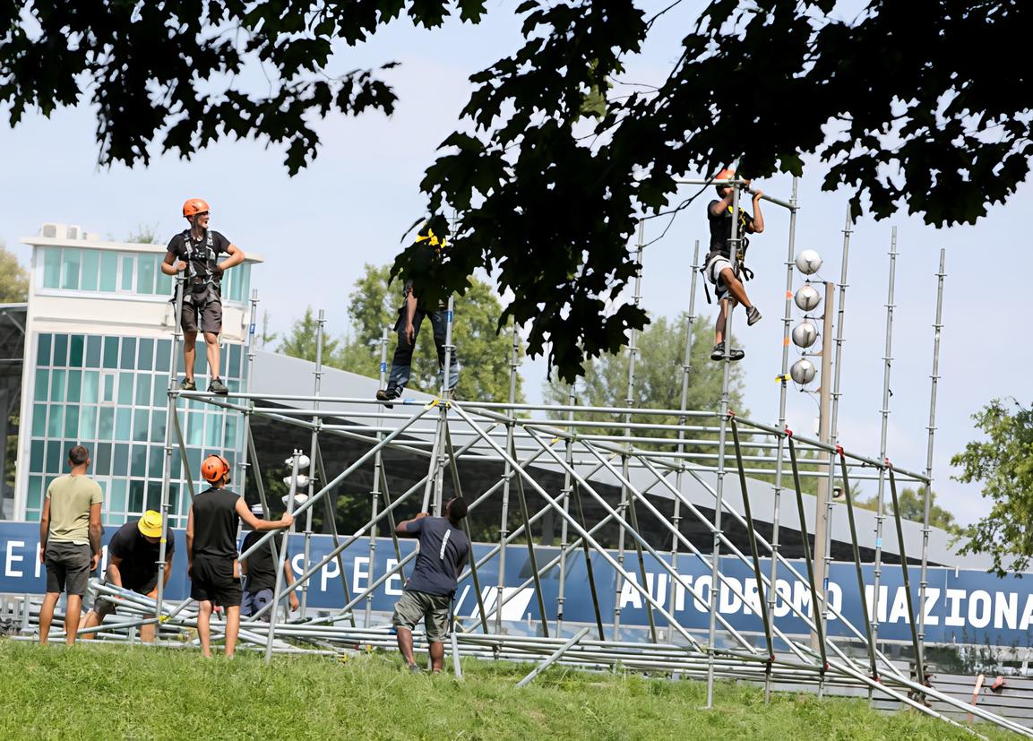 il conto alla rovescia i tifosi della formula 1 seduti in tribuna come in un salotto