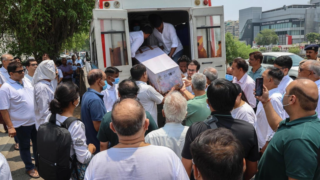 Schianto di un aereo Air India: identificate solo 47 vittime su quasi 300. Indagini in corso sulle cause dell'incidente. Schianto di un aereo Air India: identificate solo 47 vittime su quasi 300. Indagini in corso sulle cause dell'incidente.