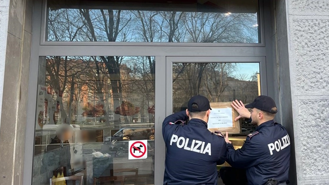 L'intervento della polizia all'ingresso del locale di piazza Selinunte L'intervento della polizia all'ingresso del locale di piazza Selinunte