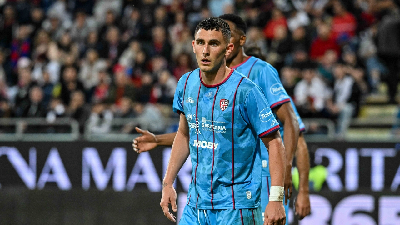 Roberto Piccoli con la maglia del Cagliari Roberto Piccoli con la maglia del Cagliari