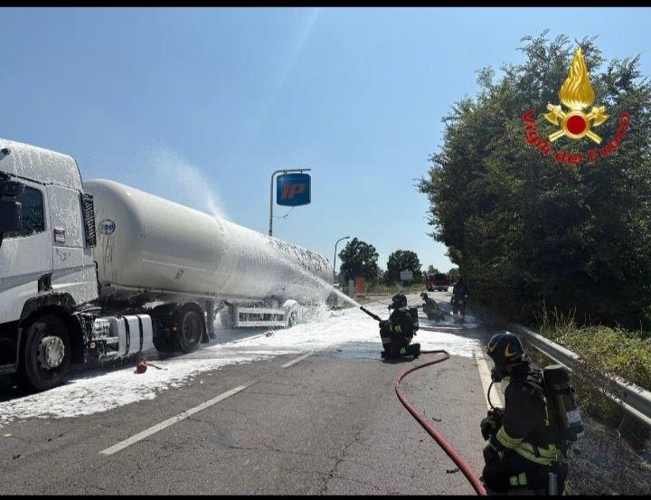 copiano in fiamme autocisterna di gpl l ex statale 235 chiusa per rischio esplosione