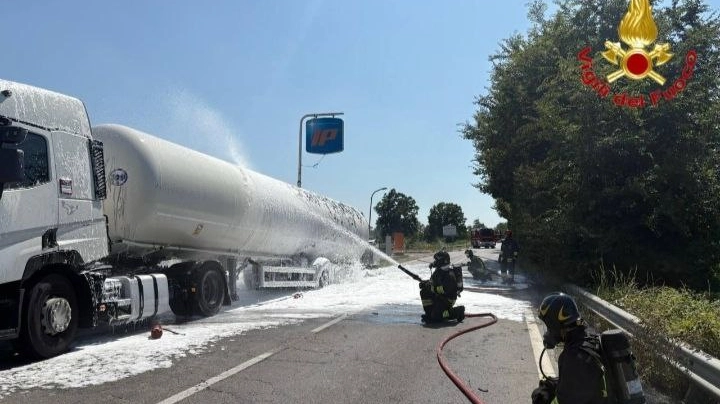 L'intervento dei vigili del fuoco a Copiano per il principio d'incendio all'autocisterna L'intervento dei vigili del fuoco a Copiano per il principio d'incendio all'autocisterna