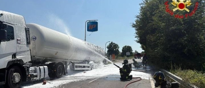 Copiano, in fiamme autocisterna di Gpl: l'ex statale 235 chiusa per rischio esplosione