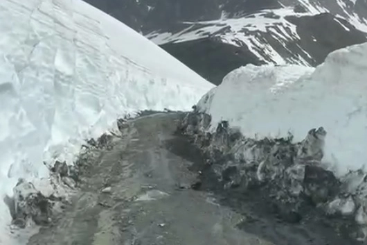 Il muro di neve ai lati della strada che porta allo Stelvio