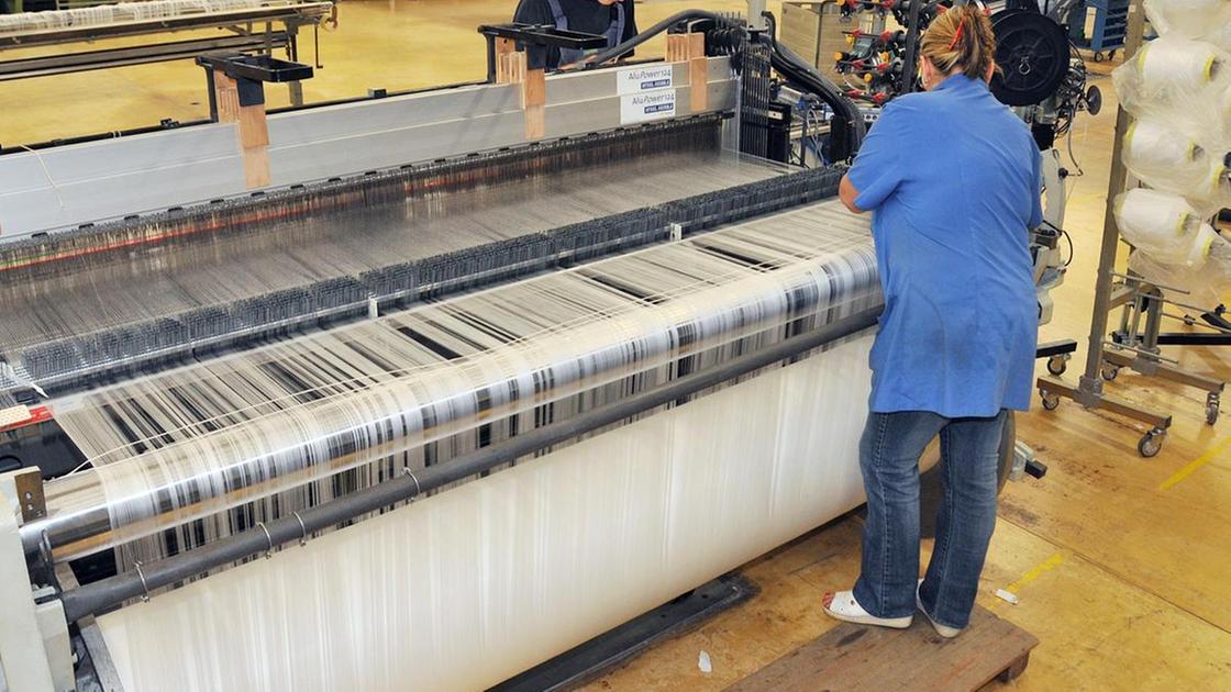 bene tessile e calzature rallentano i settori chimico e meccanico