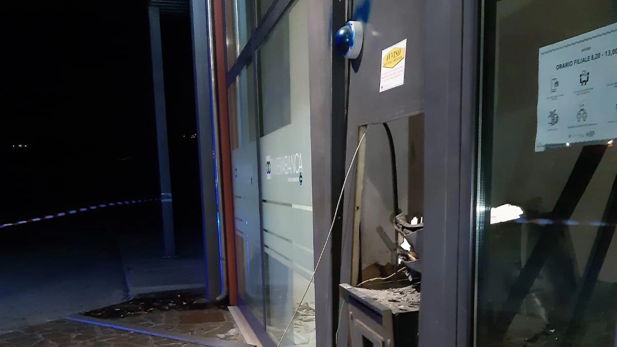 Un bancomat distrutto dopo l’esplosione con la solita tecnica, in gergo detta della marmotta Un bancomat distrutto dopo l’esplosione con la solita tecnica, in gergo detta della marmotta