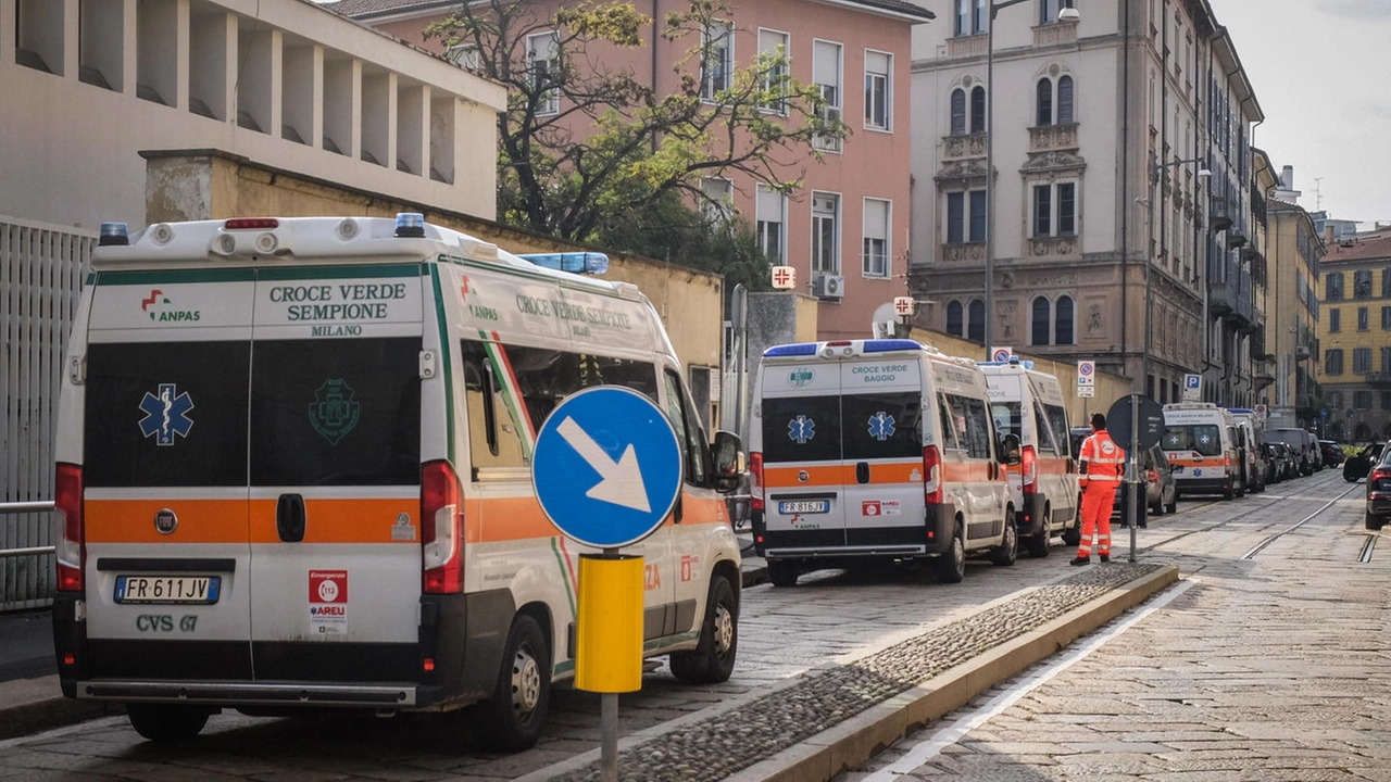 Ambulanze davanti al Pronto soccorso dell'ospedale Fatebenefratelli di Milano Ambulanze davanti al Pronto soccorso dell'ospedale Fatebenefratelli di Milano