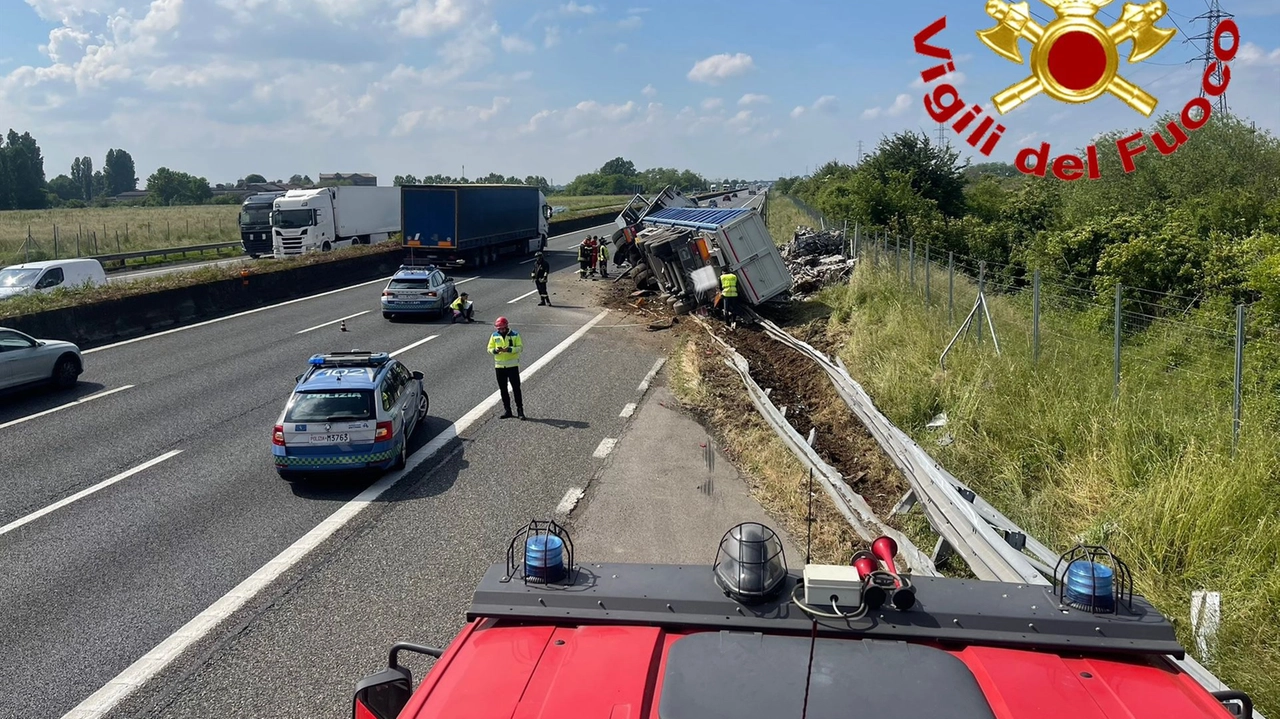 Lodi, camion si ribalta sull’Autosole e perde il carico: traffico in tilt in direzione di Milano