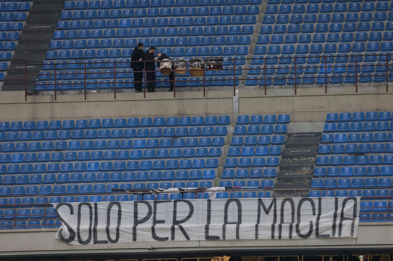 Spalti vuoti e striscione di protesta per Milan-Como del 15 marzo 2025