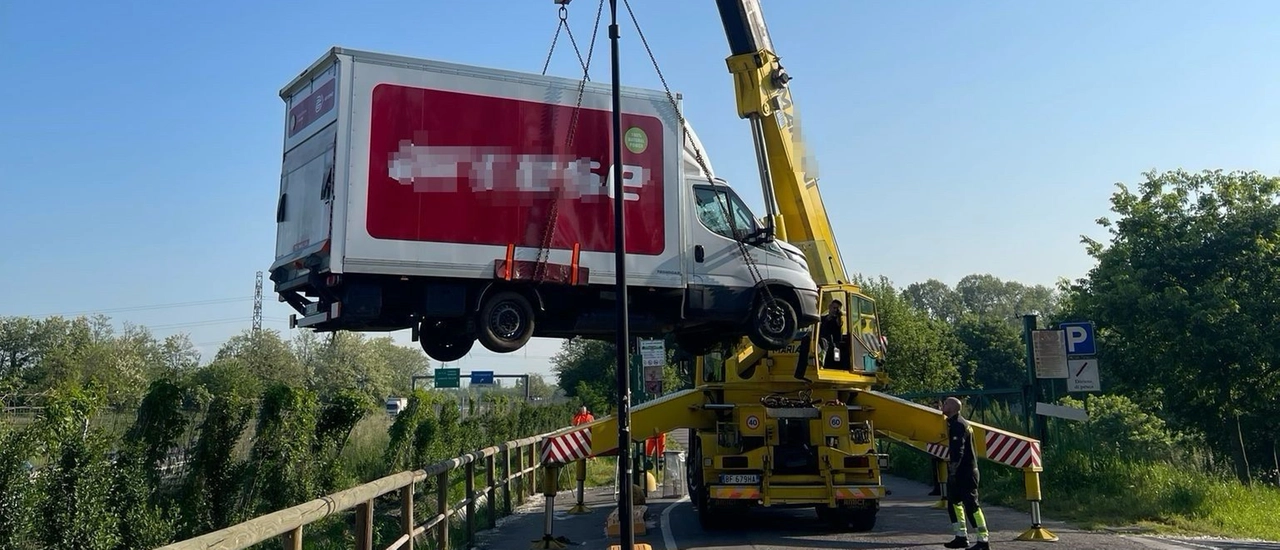 Brugherio: autocarro si schianta in tangenziale, recuperato (e sollevato) con la gru