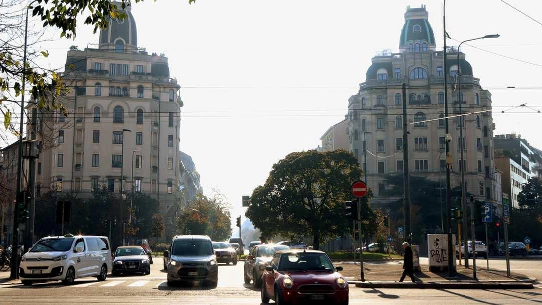 Piazza Piemonte, con i suoi storici grattacieli déco del 1923, rappresenta un'oasi di tranquillità e bellezza in zona Wagner, a Milano. Residenti e visitatori apprezzano l'atmosfera e la storia del luogo nonostante alcune criticità legate alla pulizia e alla civiltà. Piazza Piemonte, con i suoi storici grattacieli déco del 1923, rappresenta un'oasi di tranquillità e bellezza in zona Wagner, a Milano. Residenti e visitatori apprezzano l'atmosfera e la storia del luogo nonostante alcune criticità legate alla pulizia e alla civiltà.