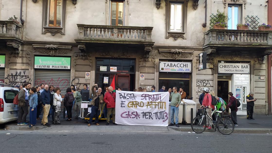 Via Padova, lo sfratto bloccato dal quartiere: “Sono decine le famiglie a rischio” Via Padova, lo sfratto bloccato dal quartiere: “Sono decine le famiglie a rischio”