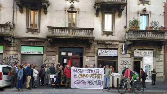 Il presidio organizzato dal Sicet e dal comitato “Abitare in via Padova“ davanti allo stabile del civico 76