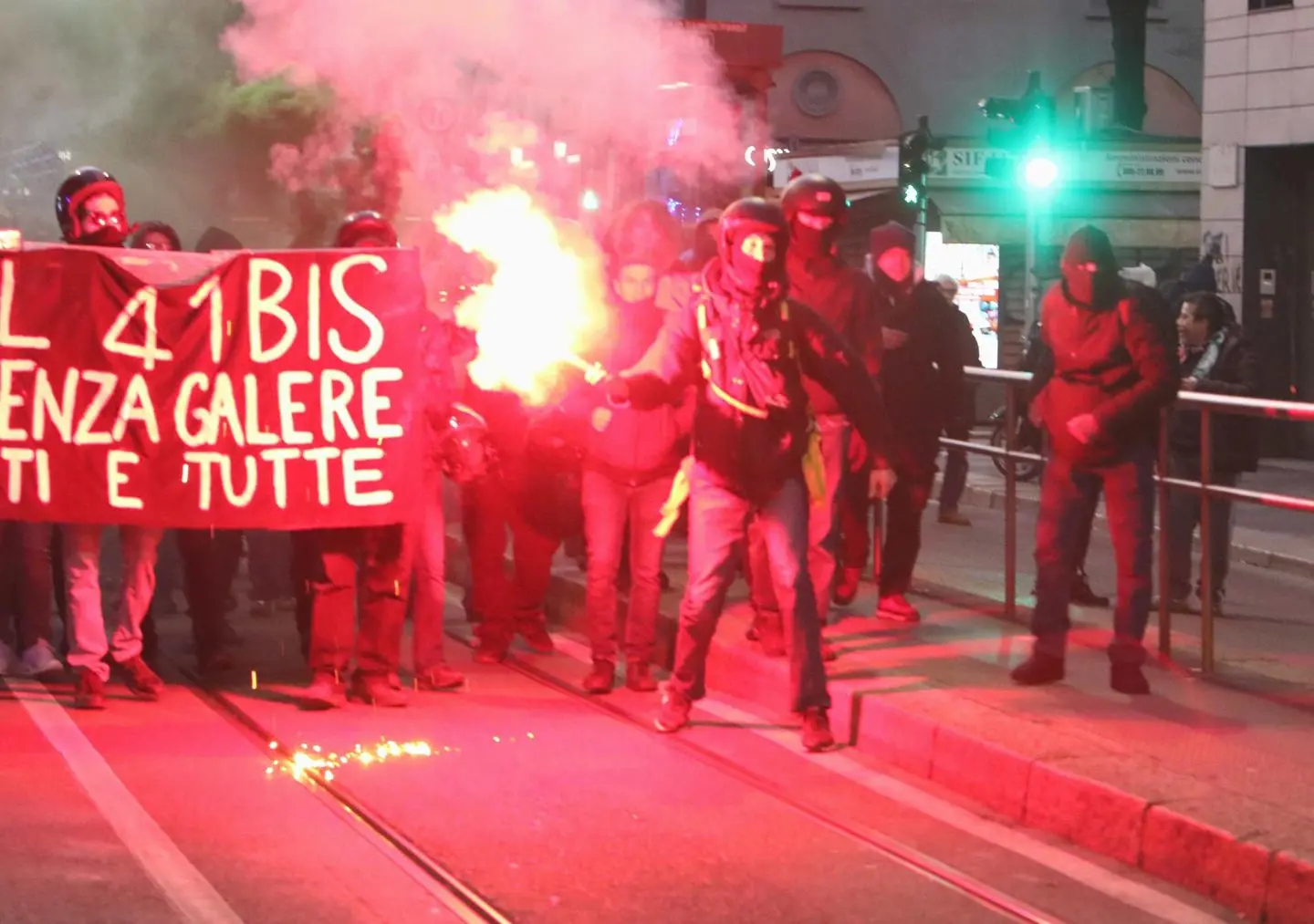 Condannati 10 anarchici per la guerriglia urbana a Milano del 2023 al corteo per Alfredo Cospito