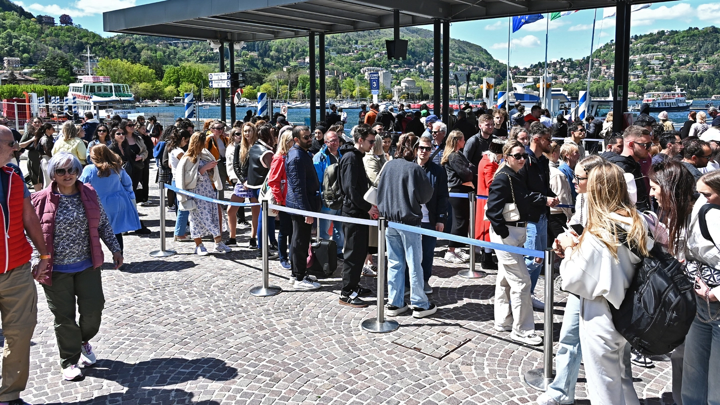 La coda dei turisti alle biglietterie per la navigazione sul lago di Como (foto Cusa)